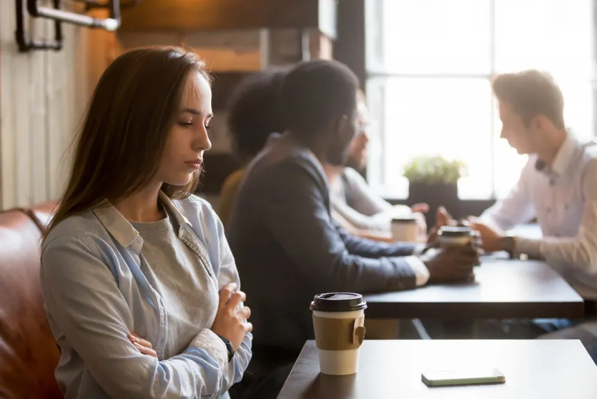 7 Estrategias Efectivas para Manejar la Ansiedad Social (Guía Práctica)